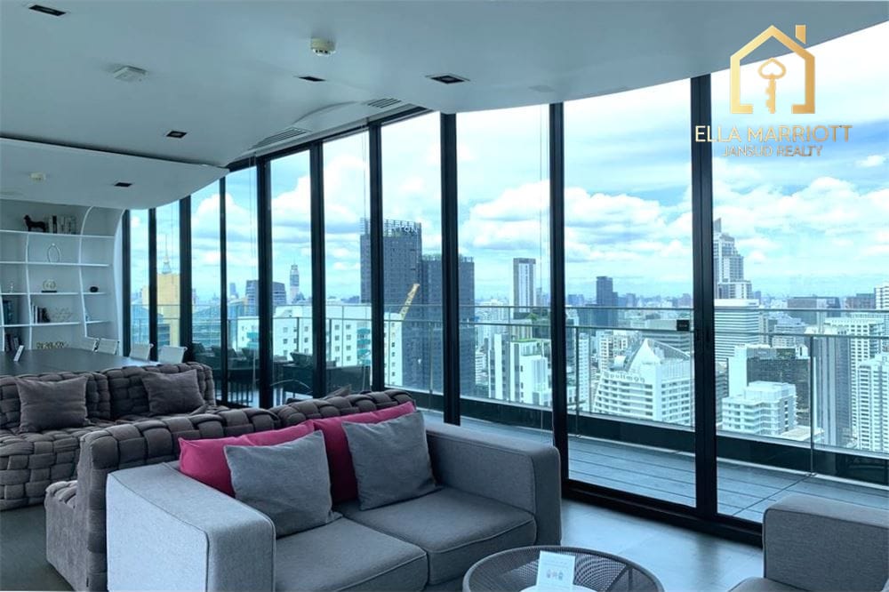 A modern, corner room with a spectacular view 7 mins walk BTS Asoke. 21