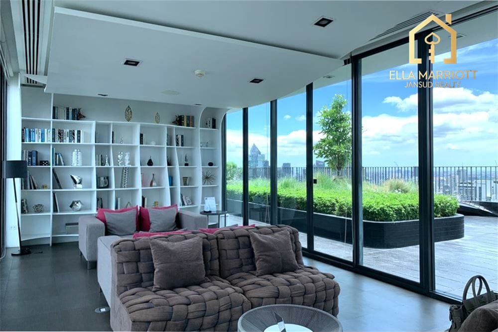 A modern, corner room with a spectacular view 7 mins walk BTS Asoke. 22