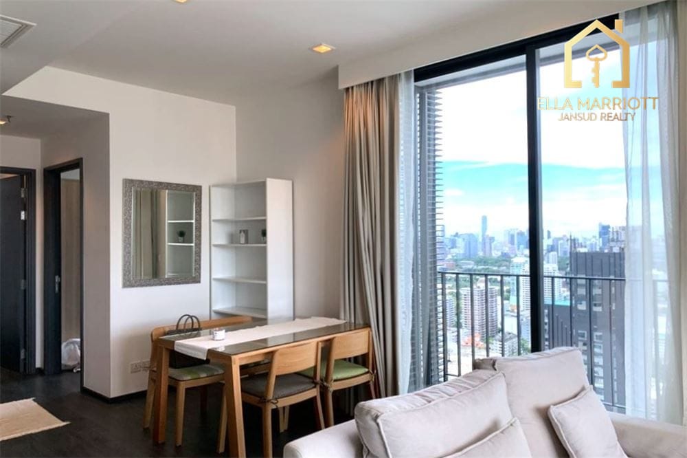 A modern, corner room with a spectacular view 7 mins walk BTS Asoke. 4