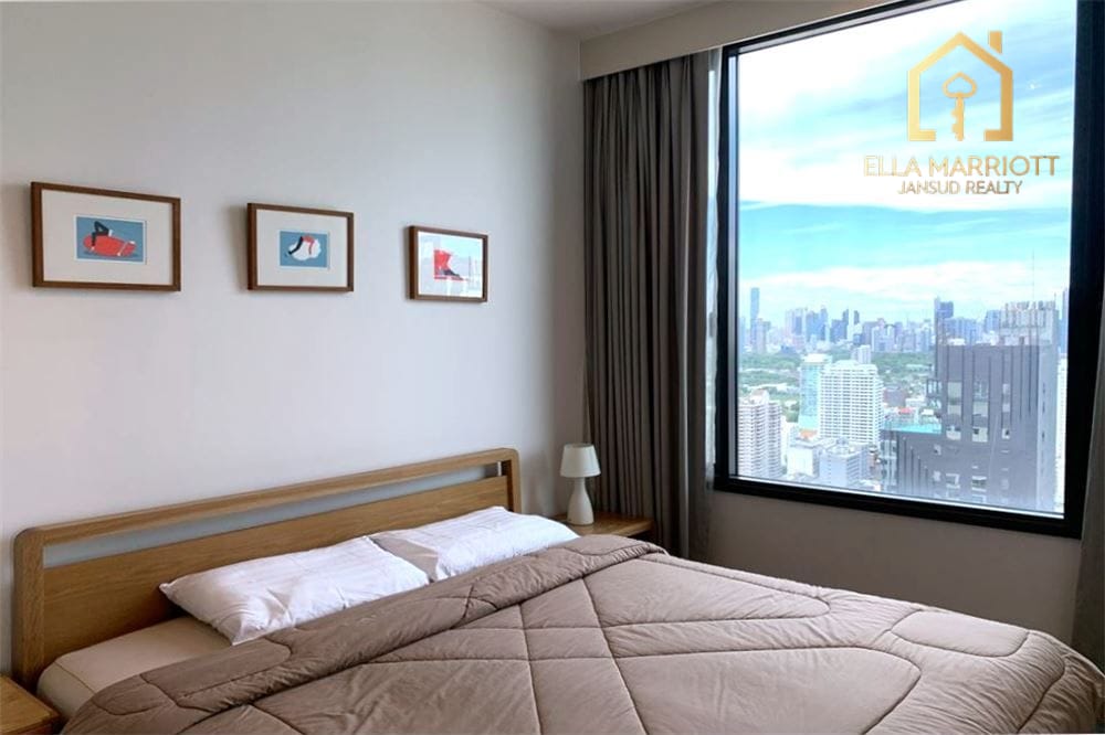 A modern, corner room with a spectacular view 7 mins walk BTS Asoke. 5