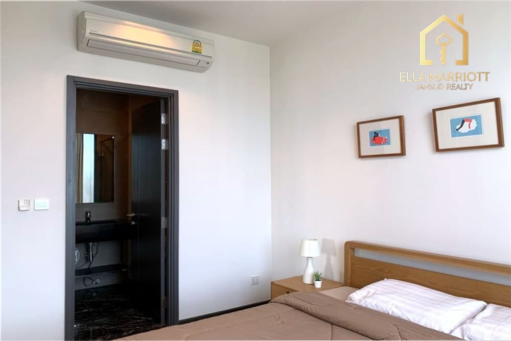 A modern, corner room with a spectacular view 7 mins walk BTS Asoke. 6