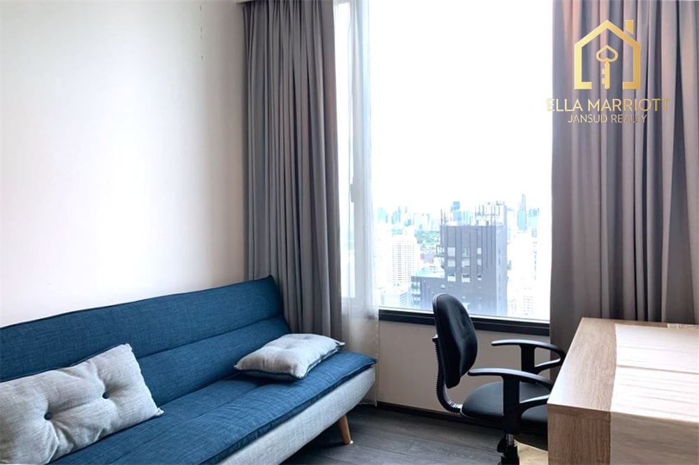 A modern, corner room with a spectacular view 7 mins walk BTS Asoke. 7
