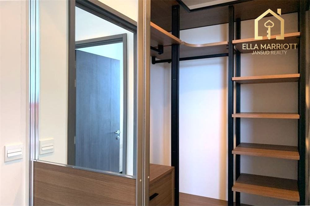 A modern, corner room with a spectacular view 7 mins walk BTS Asoke. 8