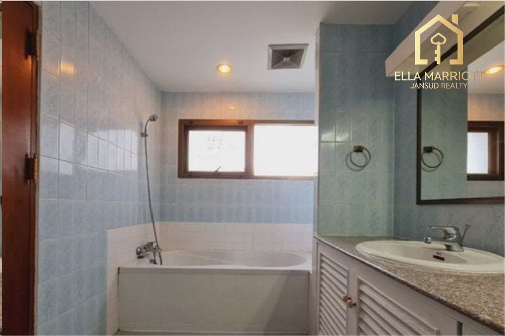 For Rent Cat friendly 3 bedrooms in Sukhumvit Phrom Phong 11