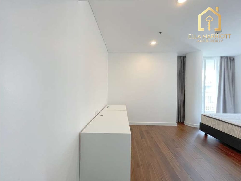 Rent 155K | 280sqm Reno 4BR | Huge Balcony | Pet-Friendly Ekkamai 12