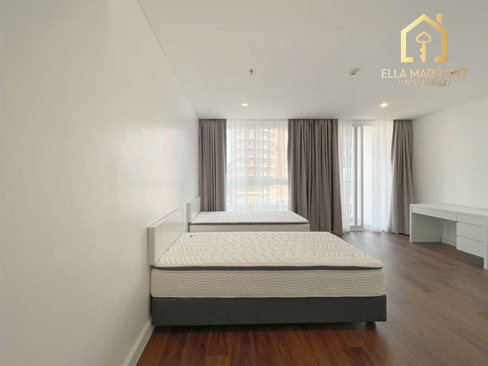 Rent 155K | 280sqm Reno 4BR | Huge Balcony | Pet-Friendly Ekkamai 17