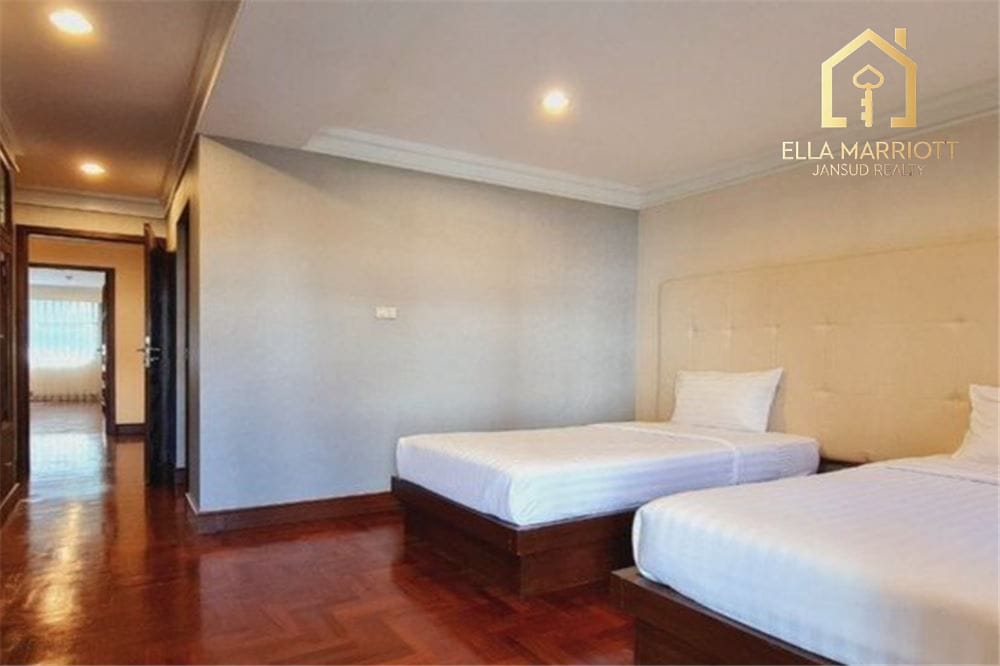 Geräumige 3-Schlafzimmer-Eigentumswohnung in Ruamrudee | 230m² mit Gartenblick | Nahe BTS Ploenchit 11