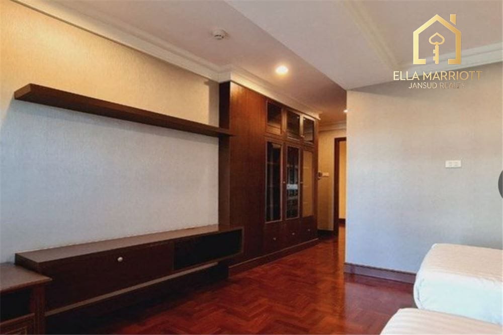 Geräumige 3-Schlafzimmer-Eigentumswohnung in Ruamrudee | 230m² mit Gartenblick | Nahe BTS Ploenchit 12
