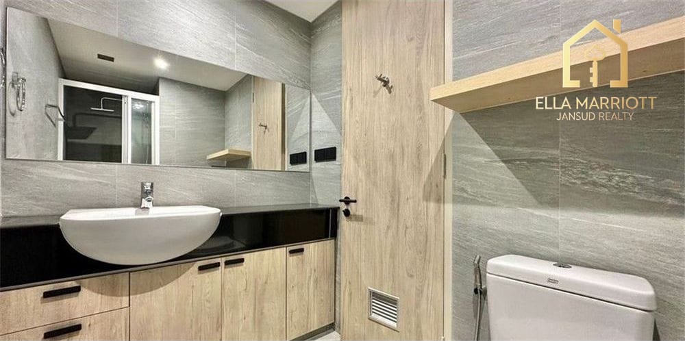 Sathorn: Luxurious 4BR Condo for Rent 10