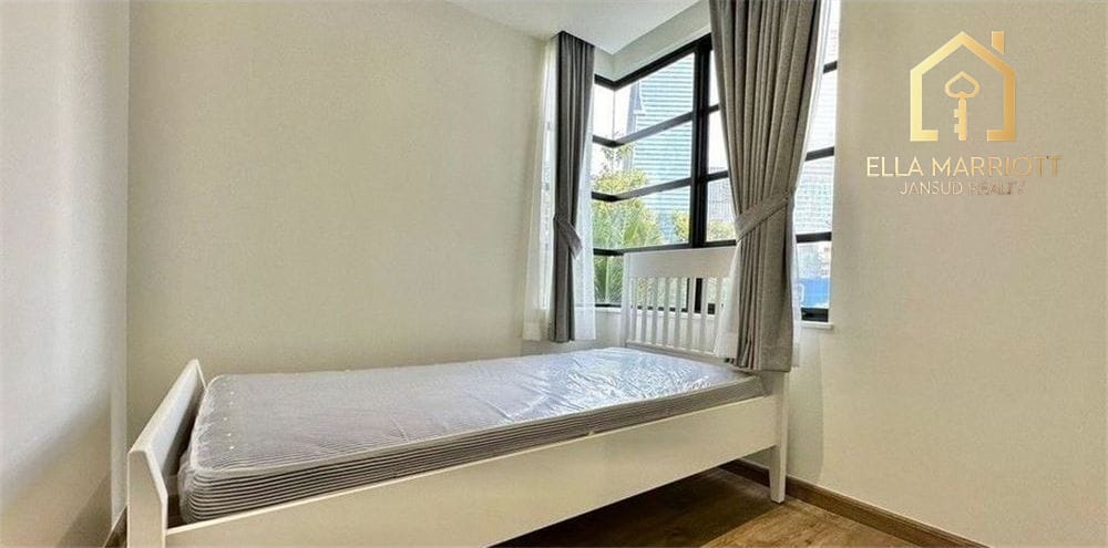 Sathorn: Luxurious 4BR Condo for Rent 27