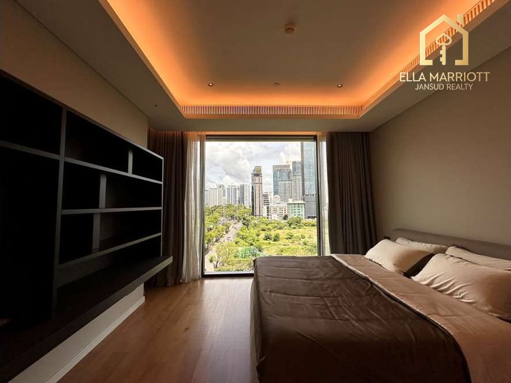 A unit with magnigicent panoramic views of Lumpini Park. 10