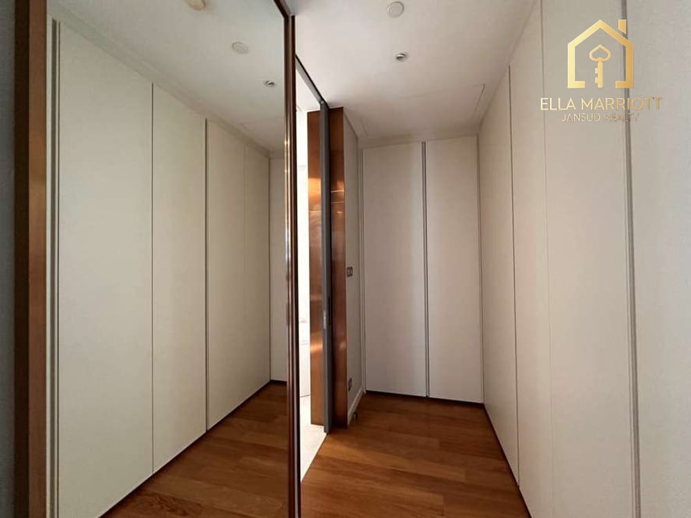 A unit with magnigicent panoramic views of Lumpini Park. 11