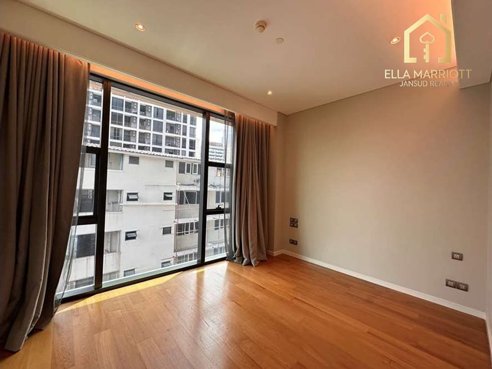 A unit with magnigicent panoramic views of Lumpini Park. 14