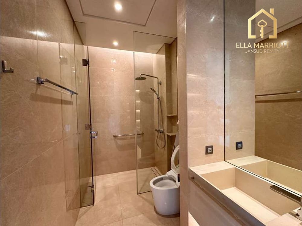 A unit with magnigicent panoramic views of Lumpini Park. 15