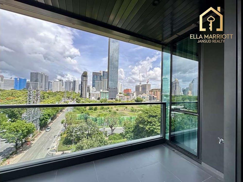 A unit with magnigicent panoramic views of Lumpini Park. 18