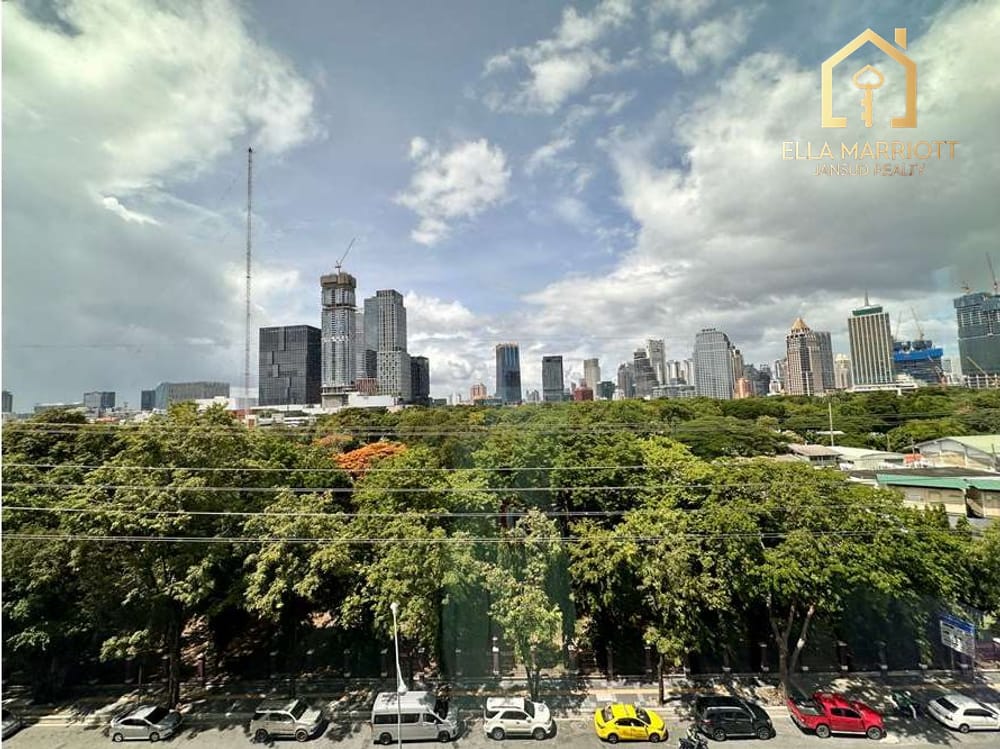 A unit with magnigicent panoramic views of Lumpini Park. 19