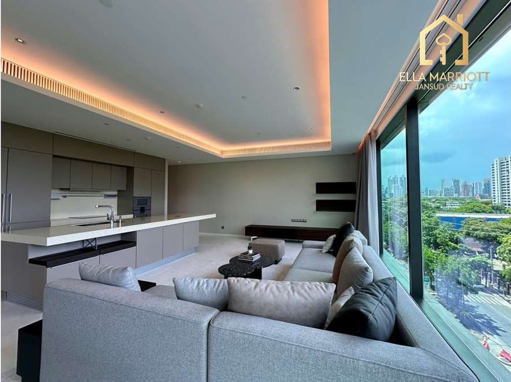 A unit with magnigicent panoramic views of Lumpini Park. 20