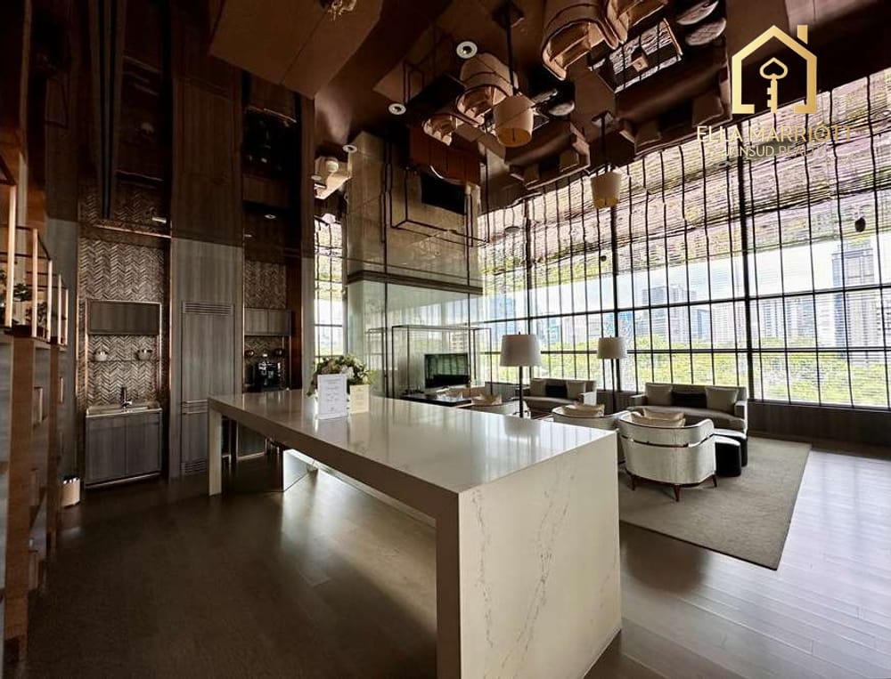 A unit with magnigicent panoramic views of Lumpini Park. 23