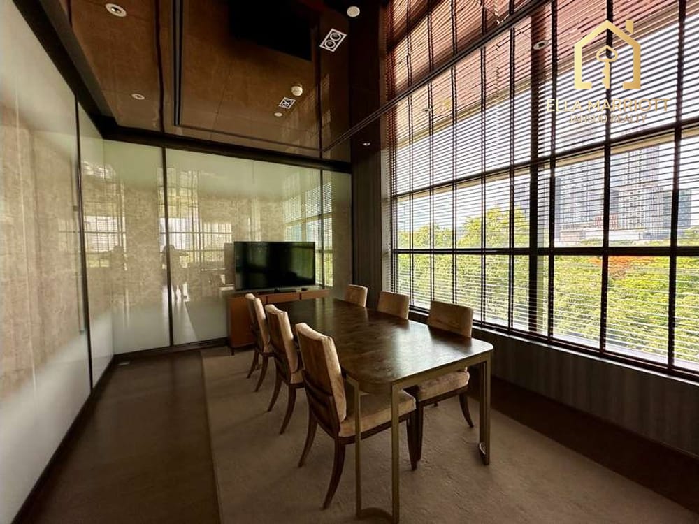 A unit with magnigicent panoramic views of Lumpini Park. 26