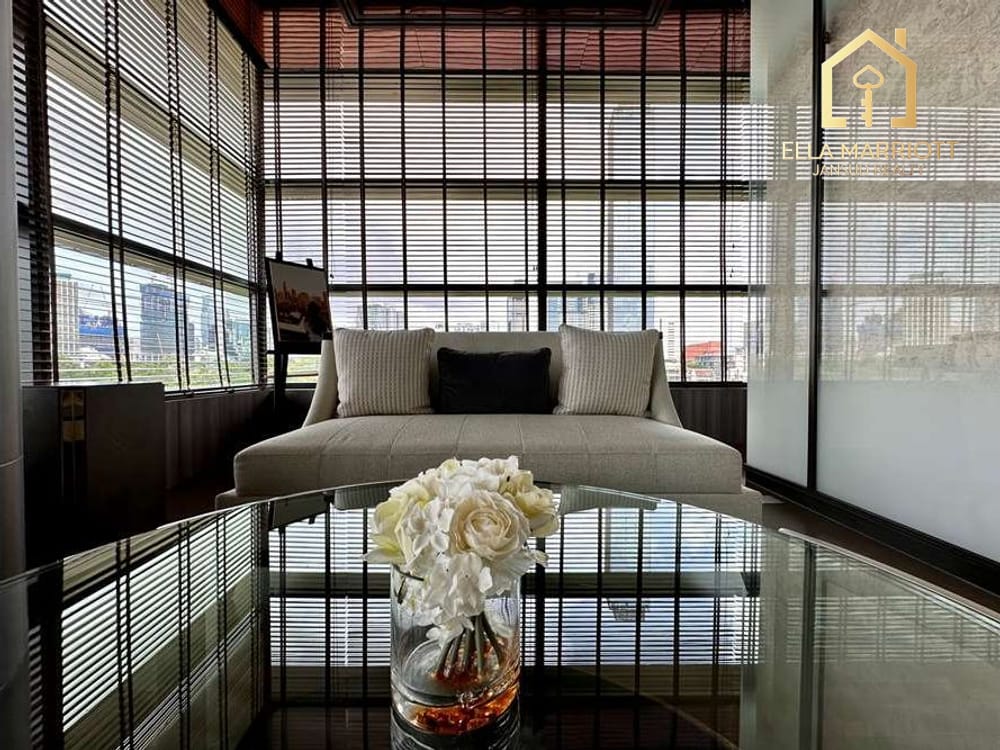 A unit with magnigicent panoramic views of Lumpini Park. 28