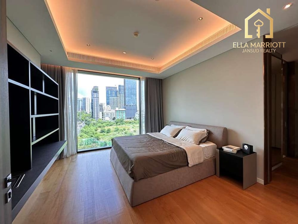 A unit with magnigicent panoramic views of Lumpini Park. 3
