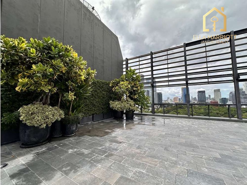 A unit with magnigicent panoramic views of Lumpini Park. 33