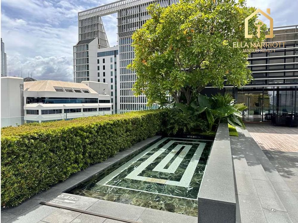 A unit with magnigicent panoramic views of Lumpini Park. 38