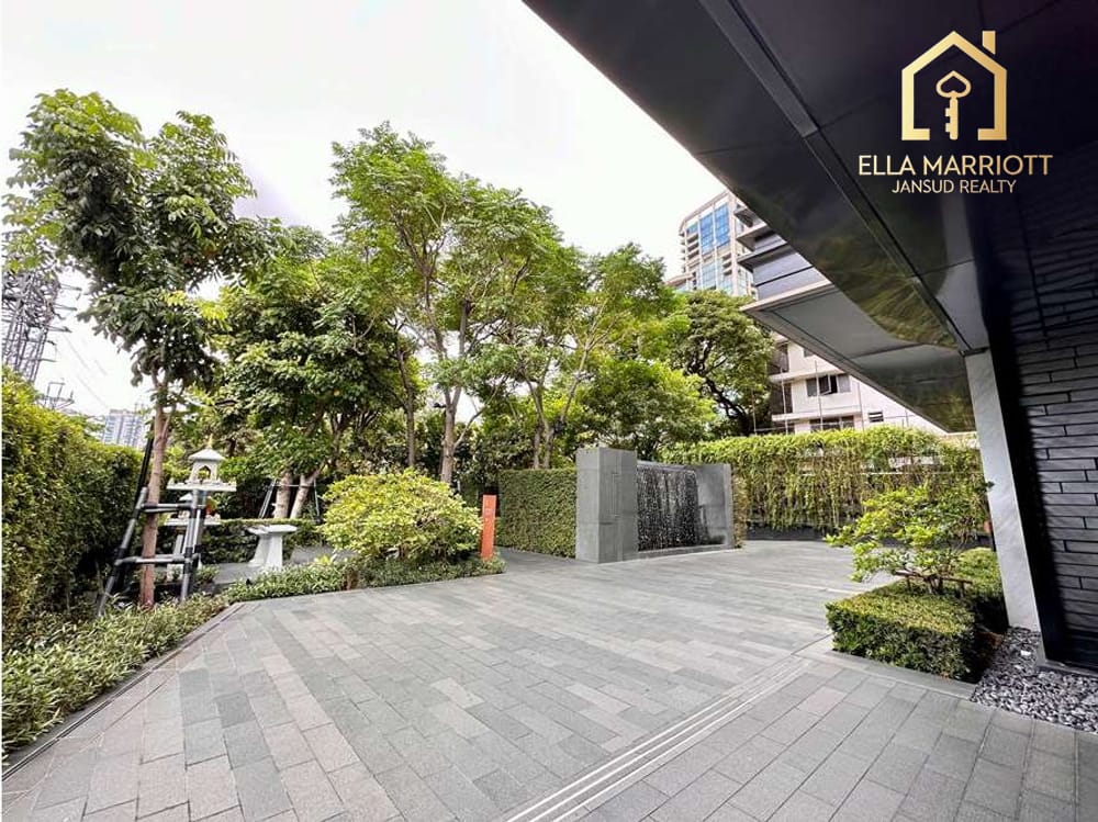 A unit with magnigicent panoramic views of Lumpini Park. 41
