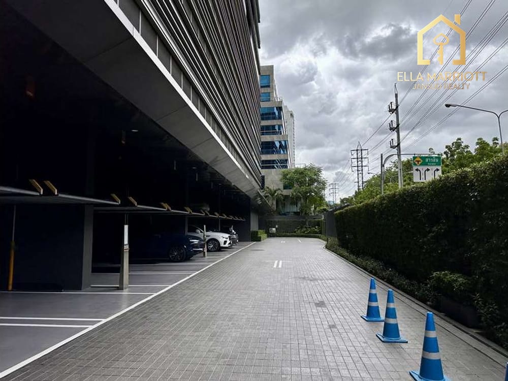 A unit with magnigicent panoramic views of Lumpini Park. 43