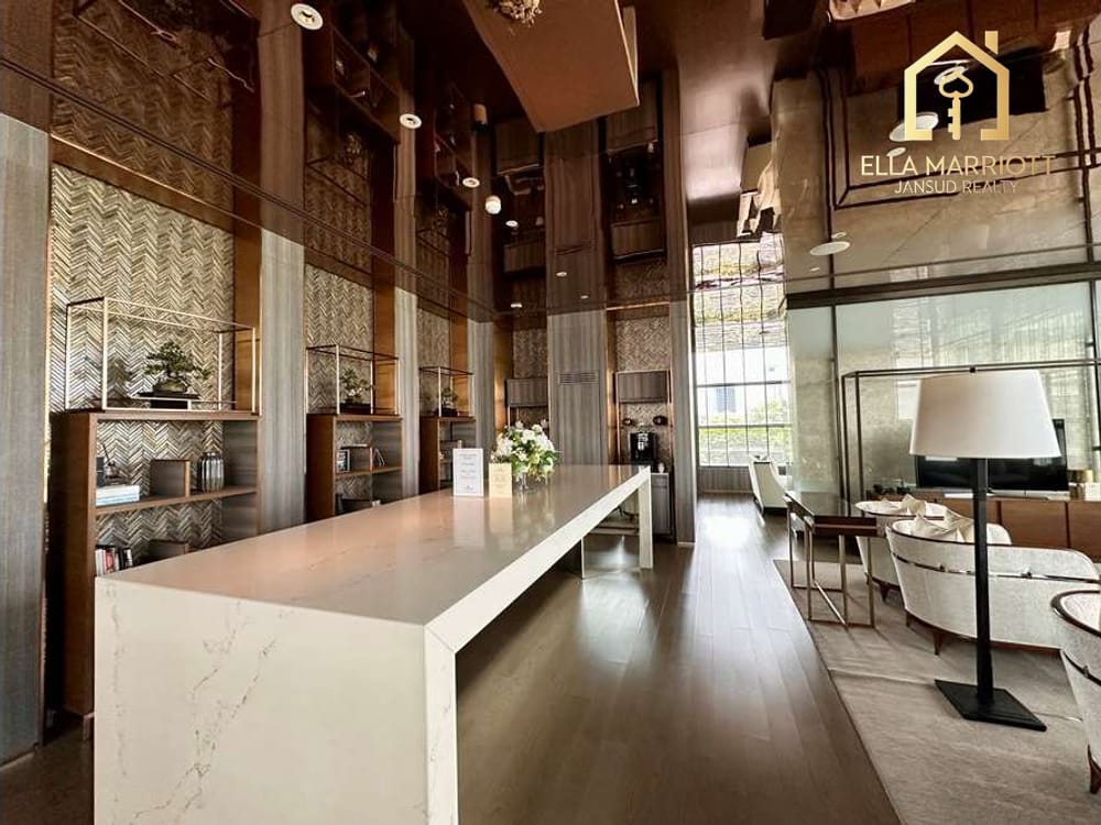 A unit with magnigicent panoramic views of Lumpini Park. 7