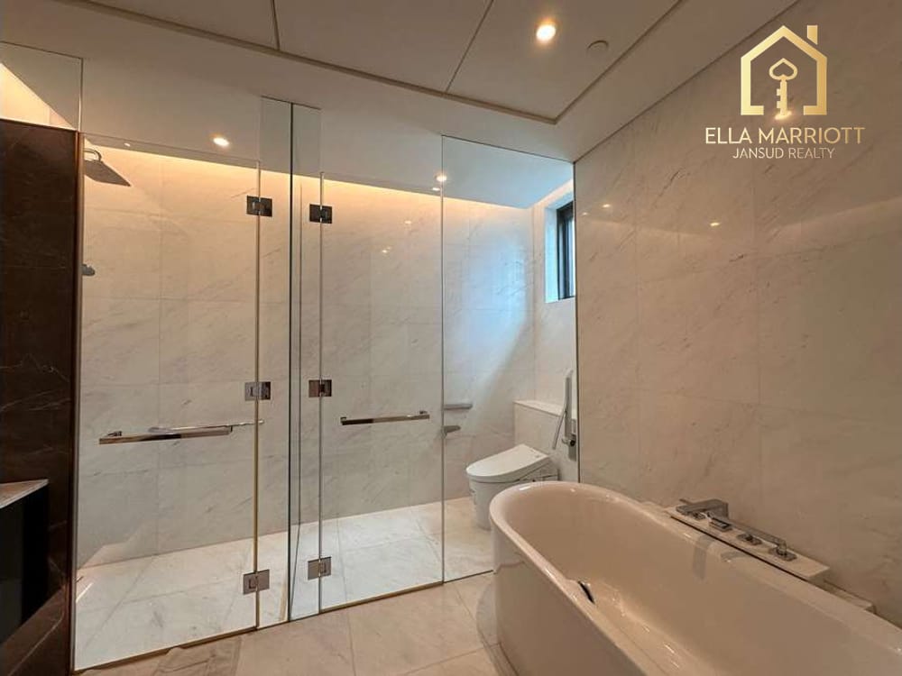 A unit with magnigicent panoramic views of Lumpini Park. 9