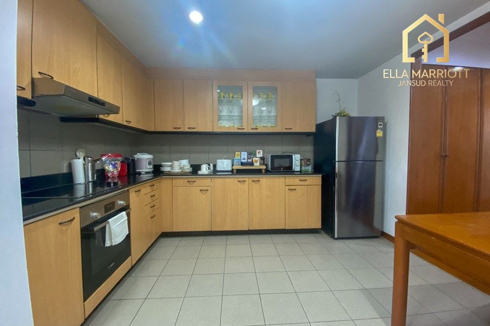 3 Bedroom Pet-Friendly Condo for Rent Near BTS Phrom Phong, Sukhumvit 13