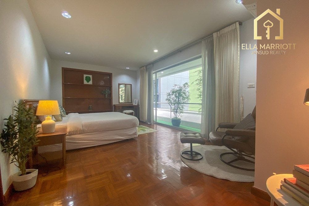 3 Bedroom Pet-Friendly Condo for Rent Near BTS Phrom Phong, Sukhumvit 17