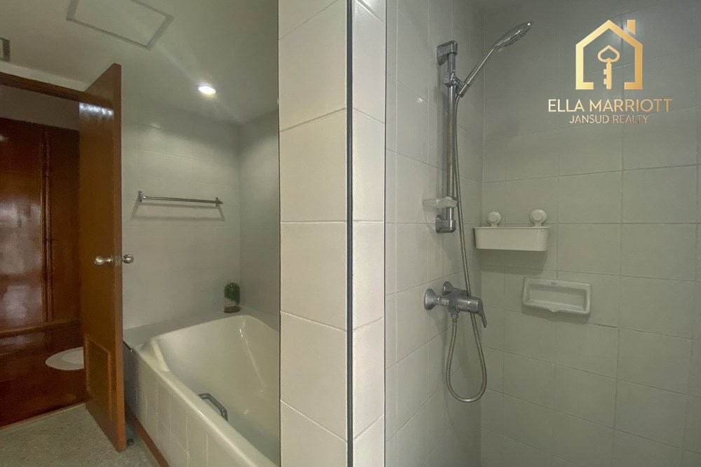 3 Bedroom Pet-Friendly Condo for Rent Near BTS Phrom Phong, Sukhumvit 20