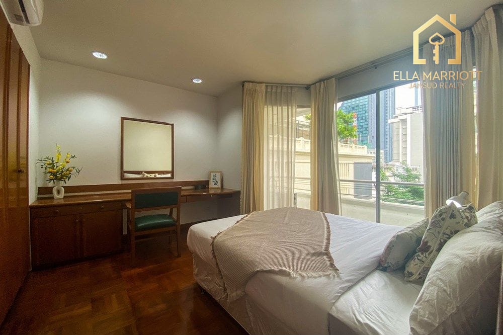 3 Bedroom Pet-Friendly Condo for Rent Near BTS Phrom Phong, Sukhumvit 3