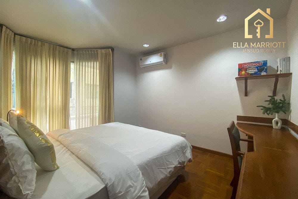 3 Bedroom Pet-Friendly Condo for Rent Near BTS Phrom Phong, Sukhumvit 6