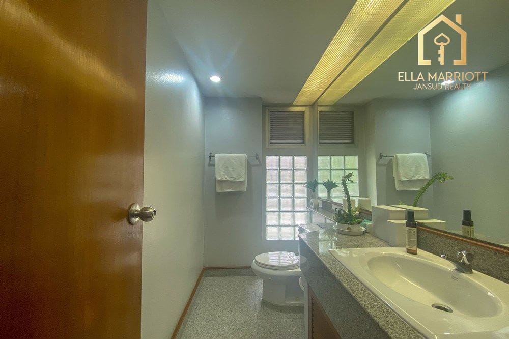 3 Bedroom Pet-Friendly Condo for Rent Near BTS Phrom Phong, Sukhumvit 8