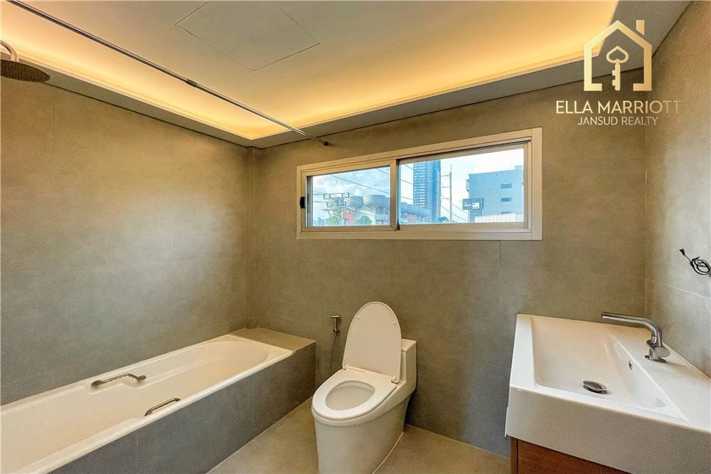 New renovated 3 bedrooms pets friendly in Thonglor. 12
