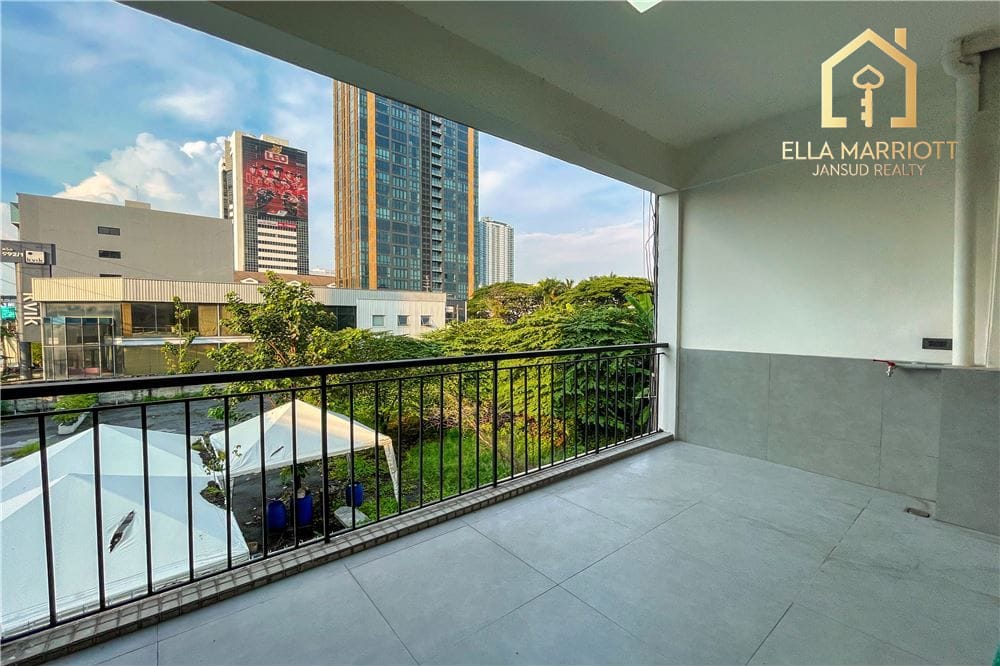 New renovated 3 bedrooms pets friendly in Thonglor. 5