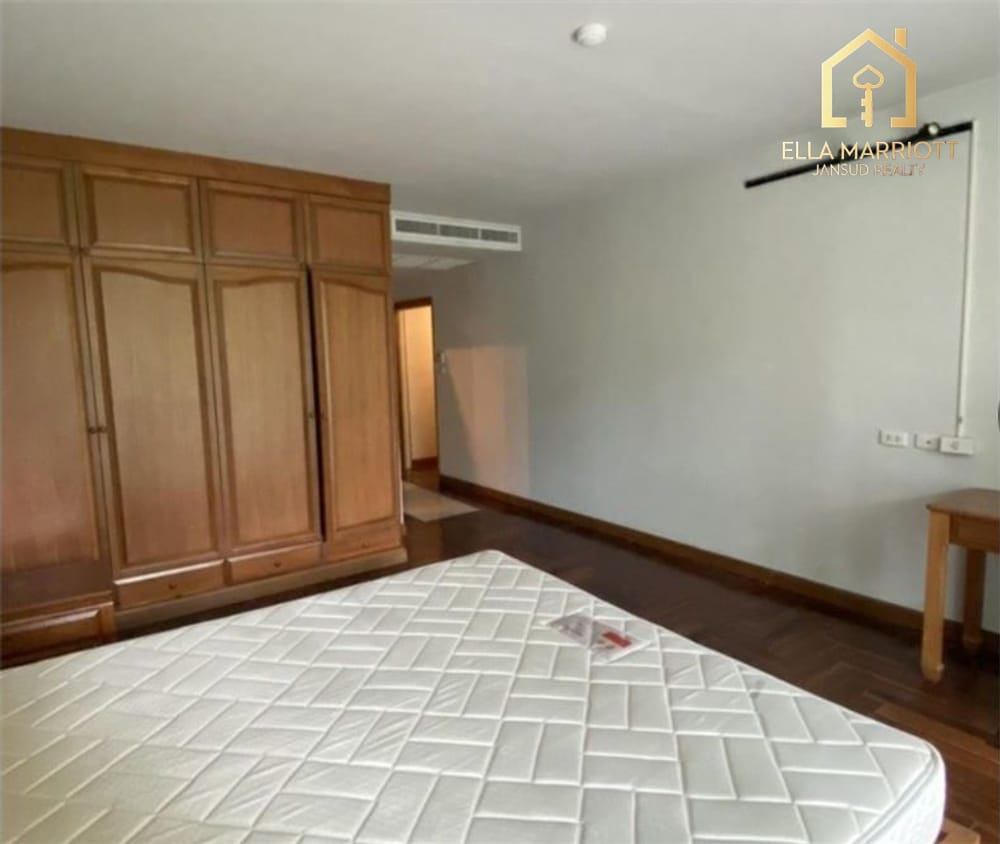 Pet-Friendly 2BR Condo 120sqm | Steps to BTS Chong Nonsi | Sathorn District 8