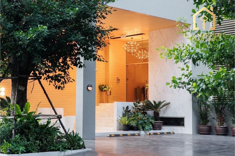 Elegant 2-Bed Condo in Bangkok's Heart 17