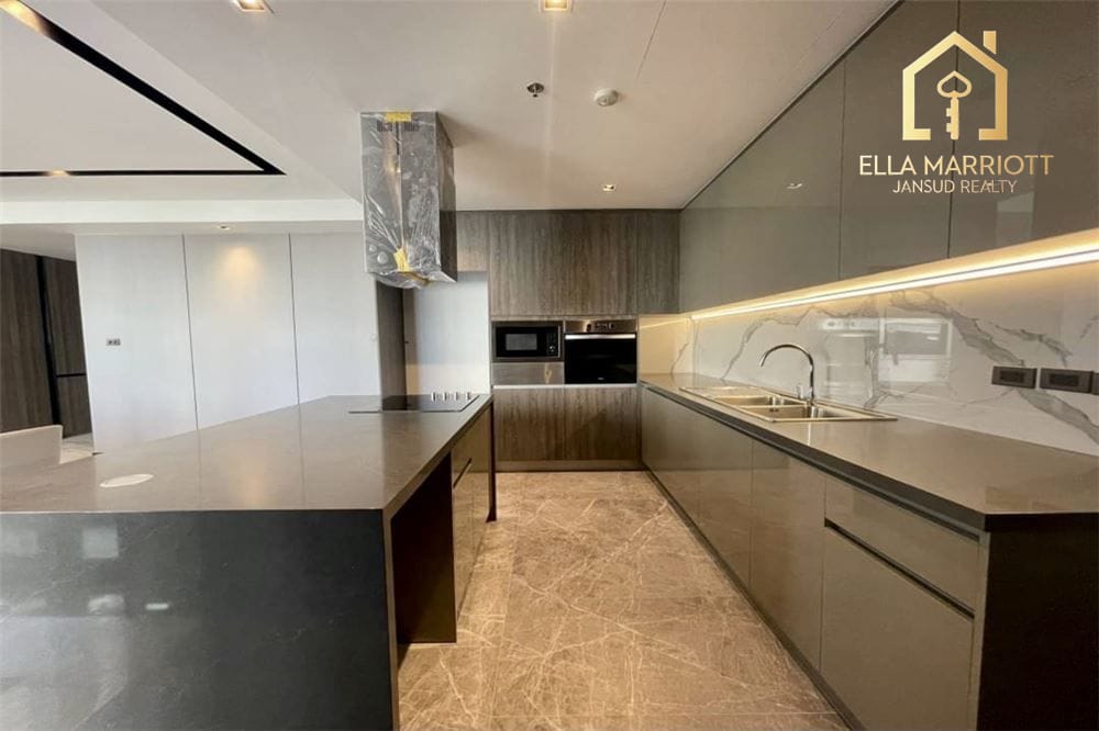 Spacious 3BR Condo 350sqm in Sukhumvit 30 with Grand Open Kitchen and Pet-Friendly Access 6