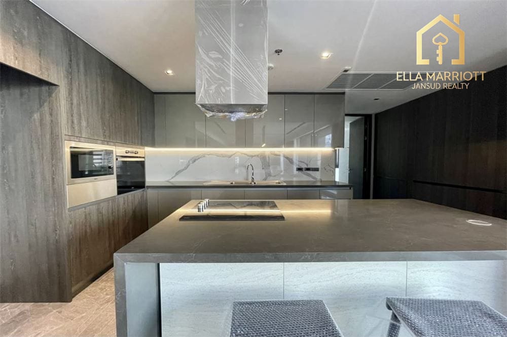 Spacious 3BR Condo 350sqm in Sukhumvit 30 with Grand Open Kitchen and Pet-Friendly Access 8