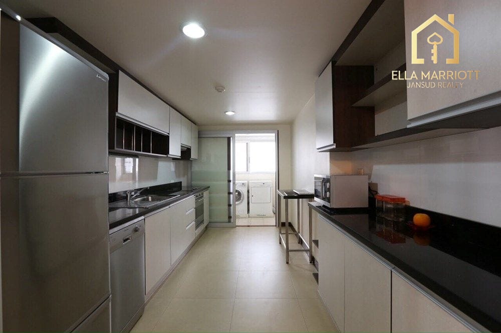 For Rent - Spacious 3 Bedroom Condo in Baan Sukhumvit 14 | 200 sqm 3
