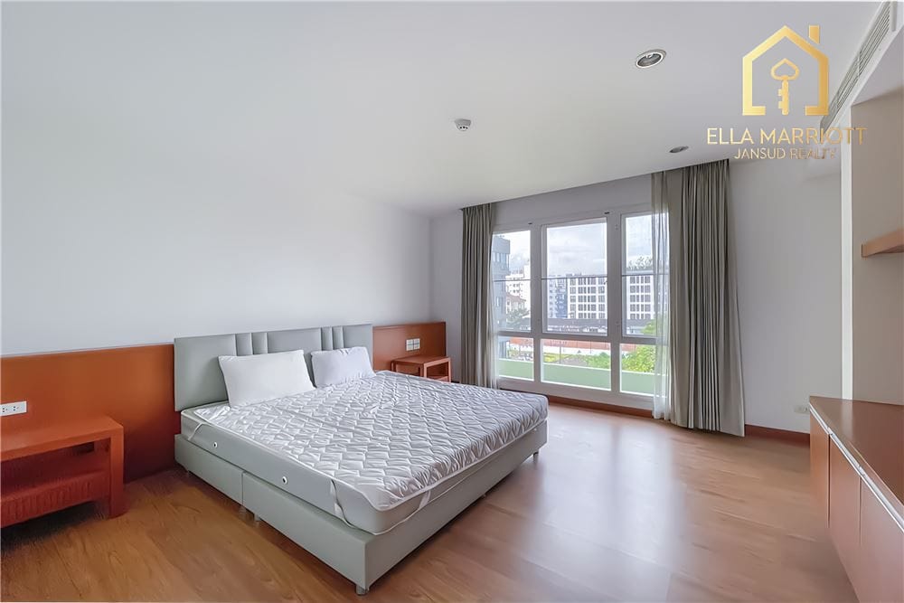 Haustierfreundliche und frisch renovierte 4-Schlafzimmer-Eigentumswohnung in BTS Thonglor. 9
