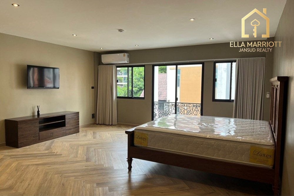 4-Bedroom Townhouse for Sale with Tenant - Newly Renovated Sukhumvit 27 5