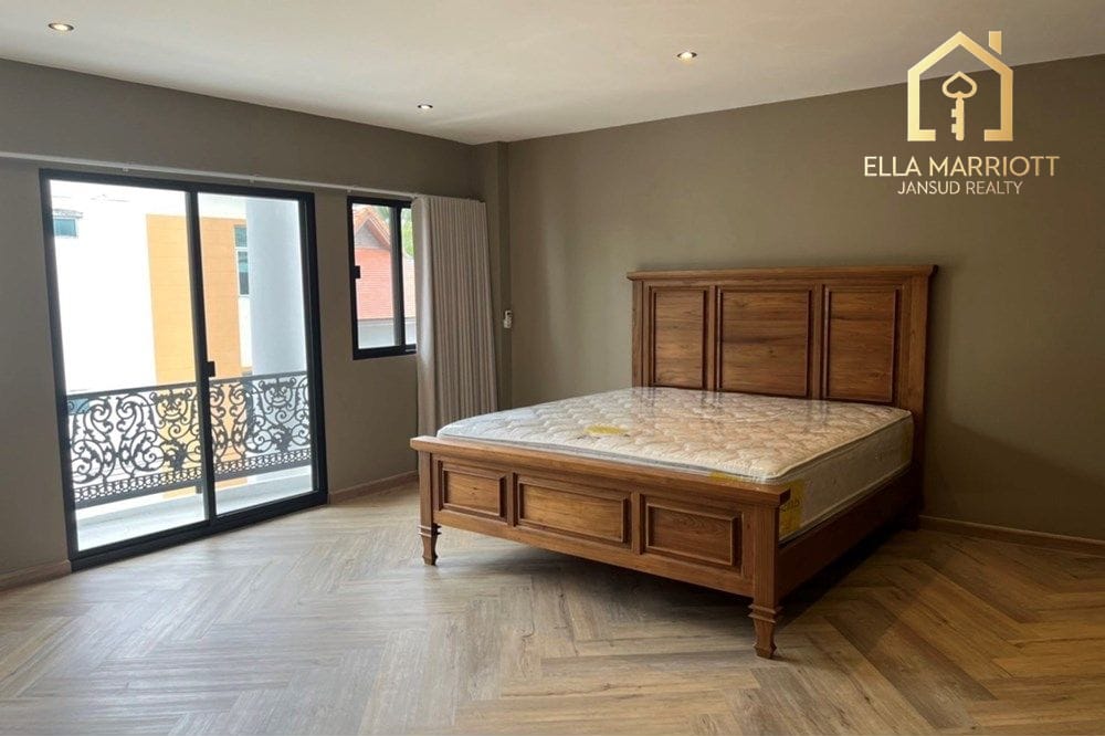4-Bedroom Townhouse for Sale with Tenant - Newly Renovated Sukhumvit 27 7