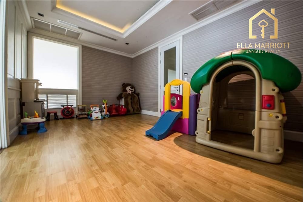 Luxurious 2-BR Royce Condo in Watthana for Rent 11