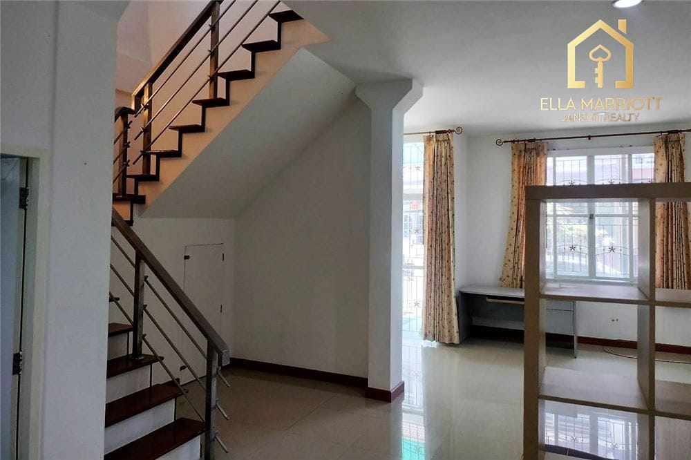Semi-Detached Townhouse for Sale with Garden Space 10