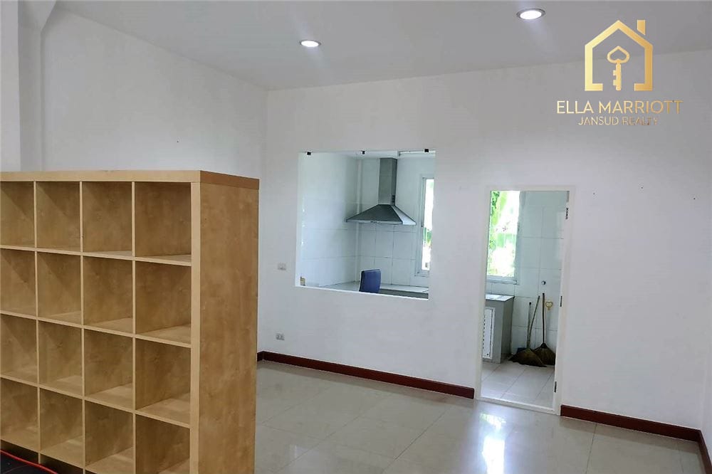 Semi-Detached Townhouse for Sale with Garden Space 13